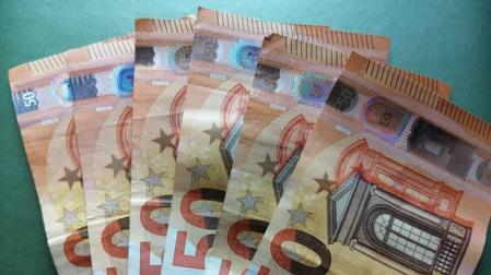 Recupera un sobre con 2.000 € después de que una trabajadora lo entregara a la Policía Municipal