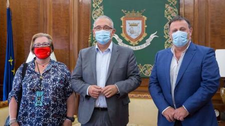 Firma del convenio de colaboración entre el Ayuntamiento de Pamplonay Cruz Roja.