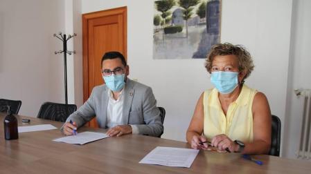 Jesús María Rodríguez y María Teresa Insausti, en la firma del convenio