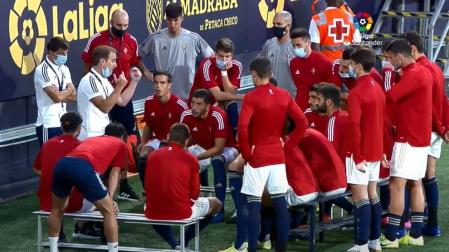 Jagoba Arrasate da la charla sobre el césped del Carranza