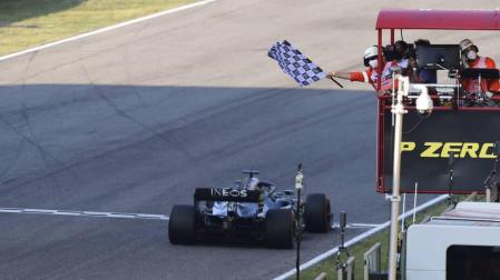 Hamilton no falla y Sainz abandona en un accidentado GP de la Toscana
