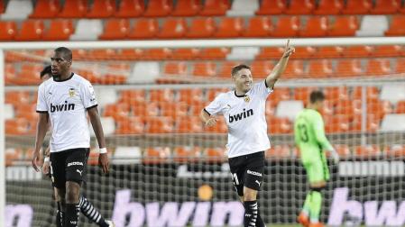El Valencia se lleva el derbi ante el Levante y el Villarreal no puede con el Huesca