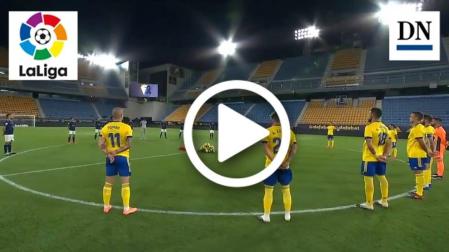 El homenaje a Michael Robinson previo al Cádiz-Osasuna, en vídeo