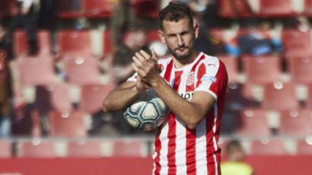 Cristian Stuani, con el balón tras anotar un hat-trick.