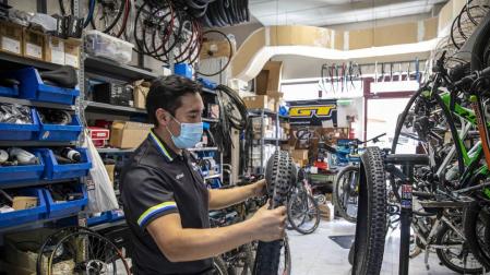 La ayuda para el arreglo de bicis pilla a las tiendas con sobrecarga