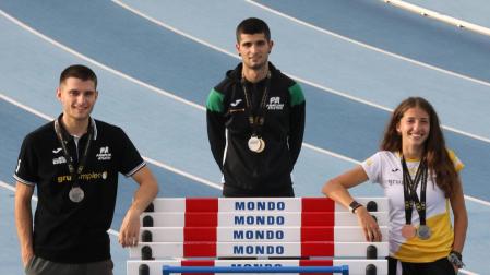 Iker Alonso, a la izda., plata en 400 vallas, Asier Martínez, en el centro, oro en 110, y Nerea Bermejo, a la dcha., bronce en 400 vallas, ayer por la tarde en Larrabide.