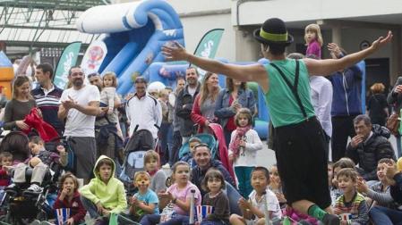 ADANO "pone sonrisas" en Pamplona para visibilizar el cáncer infantil