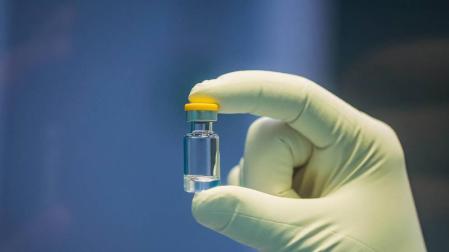 Fotografía del laboratorio de ITD Biologika en Alemania que muestra una dosis de una candidata a vacuna del Covid.