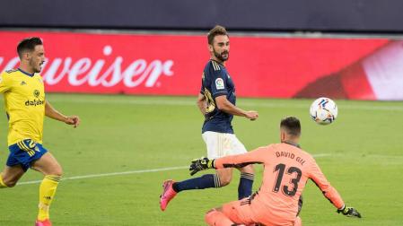 Adrián López bate a David Gil en la primera jornada liguera disputada entre Cádiz y Osasuna el pasado sábado.