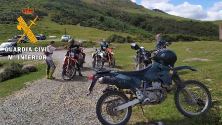 Alguno de los motoristas denunciados, junto a un agente de la Guardia Civil.