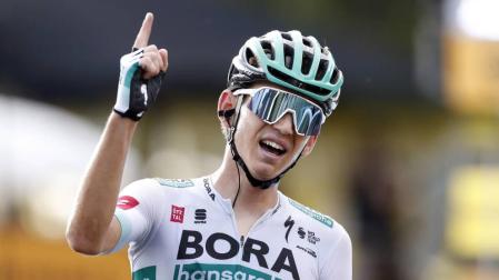 Kamna sorprende a Carapaz y gana en los Alpes; Roglic sigue de líder