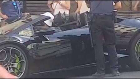 Denuncian a un youtuber disfrazado de Batman en un coche de lujo por la Gran Vía