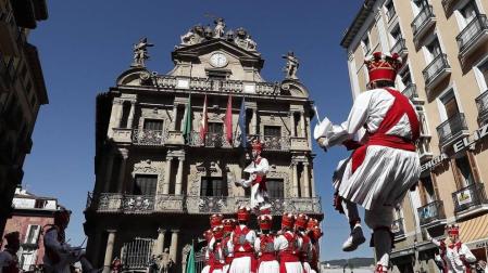 Todas las fotos de la salida de la Comparsa de Gigantes y Cabezudos en San Fermín Txikito.