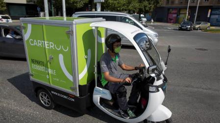 La motocargo eléctrica que efectuará el reparto.