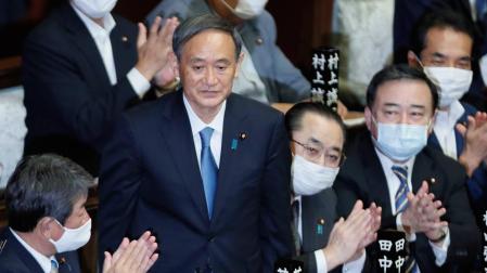 Yoshihide Suga es aplaudido en el Parlamento de Japón tras ser elegido primer ministro