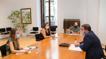 Unai Hualde, a la derecha, junto a Amaia Leranoz y Edurne Redín, en el Parlamento.