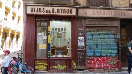 Casa Atáun y La Algodonera, dos históricos de la calle Mayor que cierran