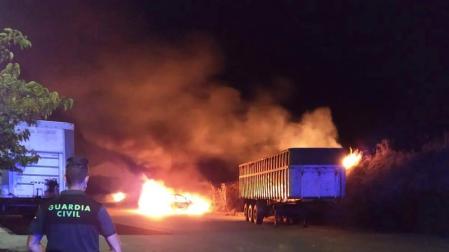 Incendio posiblemente intencionado de un vehículo en el polígono de Paternáin
