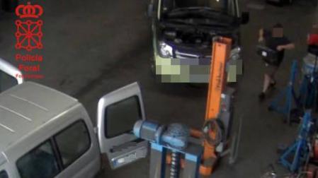 Dos investigados por robar baterías en una nave del polígono industrial de Galar