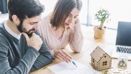 Imagen de una pareja revisando el contrato de su hipoteca
