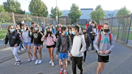 Adolescentes, positivos y cierre de aulas en Navarra