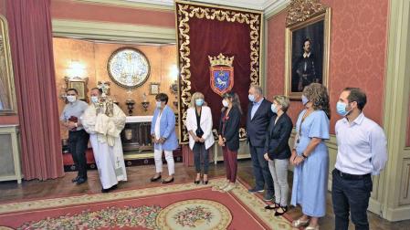 El Ángel de Aralar visita el Ayuntamiento tras su llegada a Pamplona
