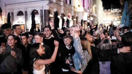 Un grupo de jóvenes celebraba una fiesta el pasado sábado en una calle de Londres, sin respetar la distancia de seguridad ni portar mascarillas.