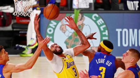 Anthony Davis, la estrella del partido, disputa un balón.