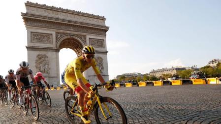 Pogacar, con el maillot amarillo, a su paso por el Arco del Triunfo de París