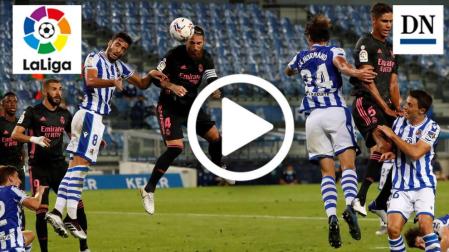 Sergio Ramos intenta rematar ante el centrocampista de la Real Sociedad Mikel Merino