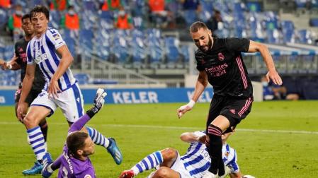 Karin Benzema intenta esquivar al portero de la Real Sociedad, Alex Remiro