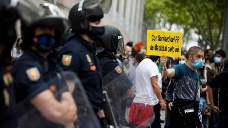 Protesta este domingo en Vallecas contra las restricciones de movilidad.