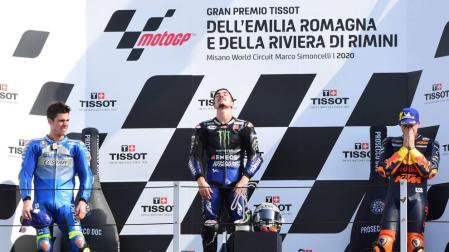 Maverick Viñales, escoltado por Joan Mir y de Pol Espargaró.