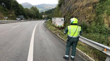 Salida de vía de un camión en la A-15, a la altura de Gorriti