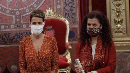 La presidenta Chivite junto a Manuela Mesa, presidenta de CEIPAZ, encargada de recoger el premio