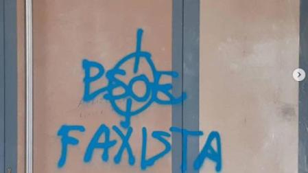Pintadas en la puerta del PSN de Burlada.