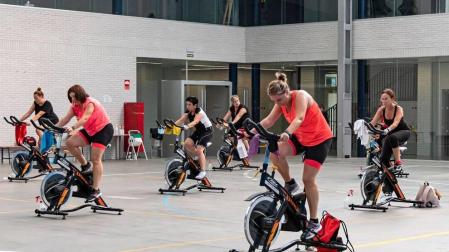 Primera clase del curso de spinning que se imparte por las tardes en el polideportivo de Villatuerta.