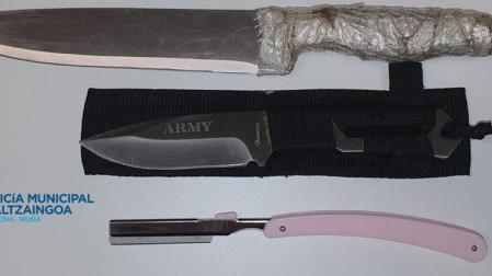 Agentes de Policía Municipal intervienen tres armas blancas a unos jóvenes