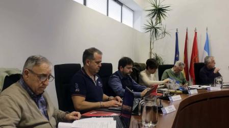 En primer término, los ediles del PSN, José Ruiz y Richard Ocaña, en el pleno de septiembre.