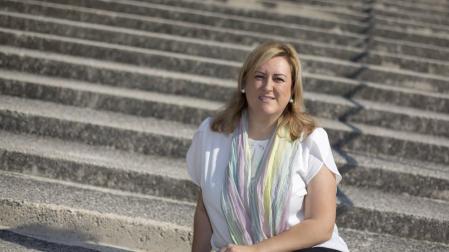 La donostiarra Olatz Ormaetxea Ruiz, de 40 años, es profesora de Psicología en la Universidad de Navarra, la UPNA y el centro de la UNED en Pamplona. En la imagen, en el campus de la UN.