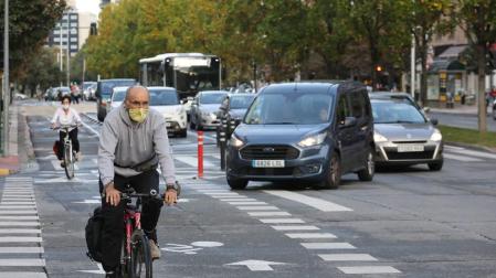 Coches hace el giro hacia Monasterio de Urdax respetando el paso de cebra ciclado por el que circulan las bicicletas.