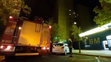 Bomberos, en el exterior del inmueble en Sancho el Fuerte.