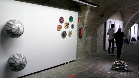 El Pabellón de Mixtos acoge la exposición colectiva '26 = 26', que aúna pintura, fotografía, vídeo o collage
