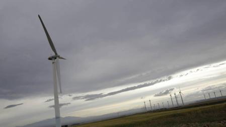 Imagen de un parque eólico en funcionamiento en Cabanillas, que contará con otro más que se iniciará en marzo.
