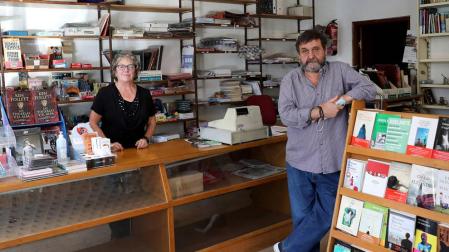 Cierra, tras 40 años vendiendo diarios, la librería de la calle Pedro I