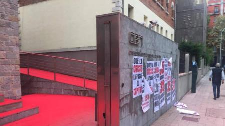 Manchan con pintura la sede de la CEN en Pamplona