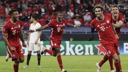 Javi Martínez, a la derecha, celebra el segundo gol del Bayern.