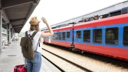 Imagen de una viajera saludando al tren