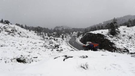 El temporal de frío y lluvia que afecta estos días a Navarra ha traído la primera nevada del otoño al puerto de Belagua.