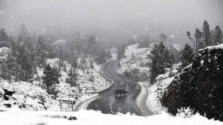 El temporal de frío y lluvia que afecta estos días a Navarra ha traído la primera nevada del otoño al puerto de Belagua.